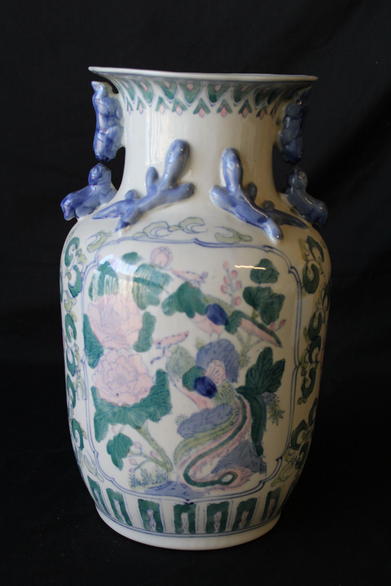 Null 陶瓷花瓶，有花和叶子的装饰，蓝色/绿色/粉红色调