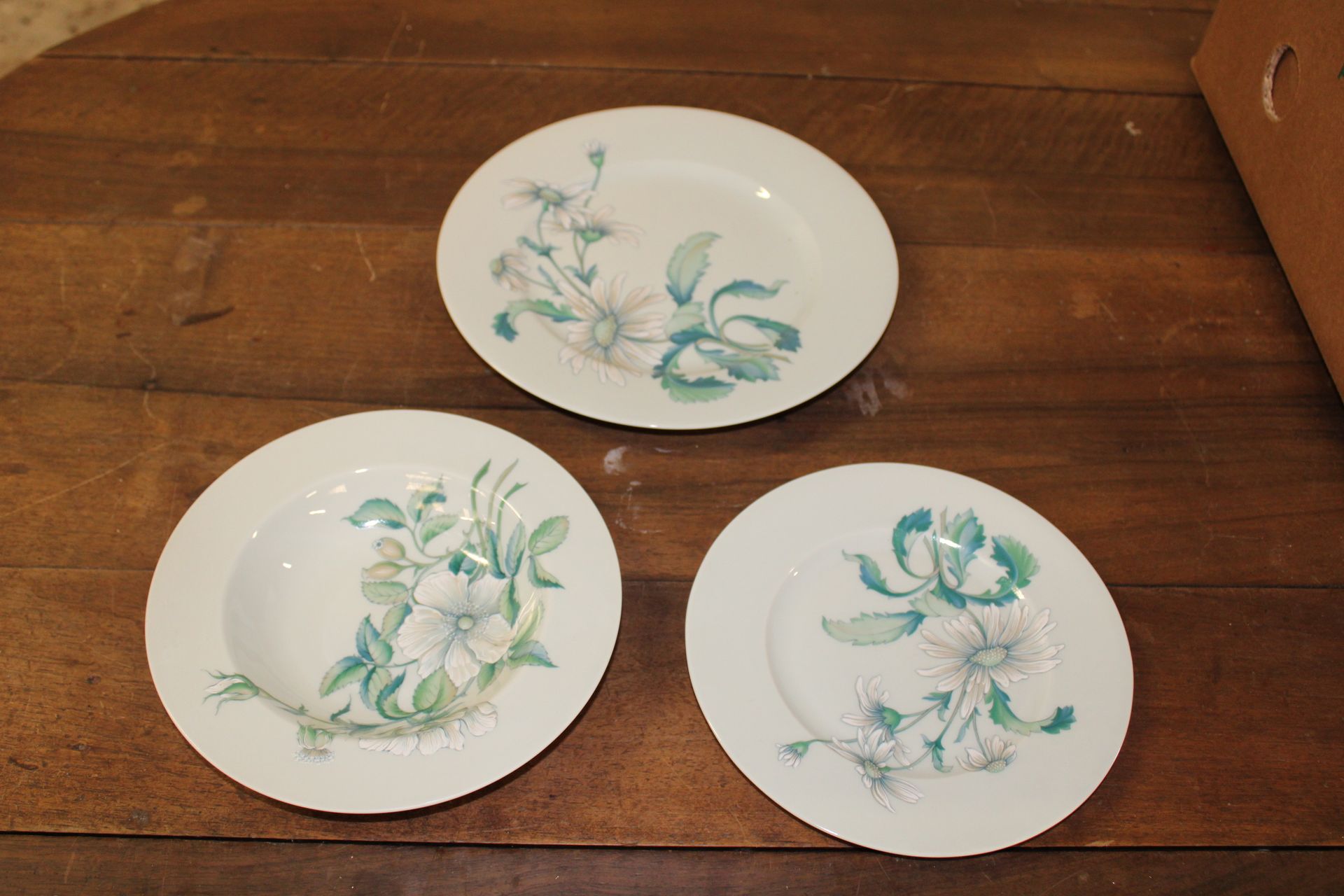 Null 利摩日瓷器服务，包括汤盘（12），甜点盘（12），餐盘（12）"Haviland Floralies Marguerite "模型