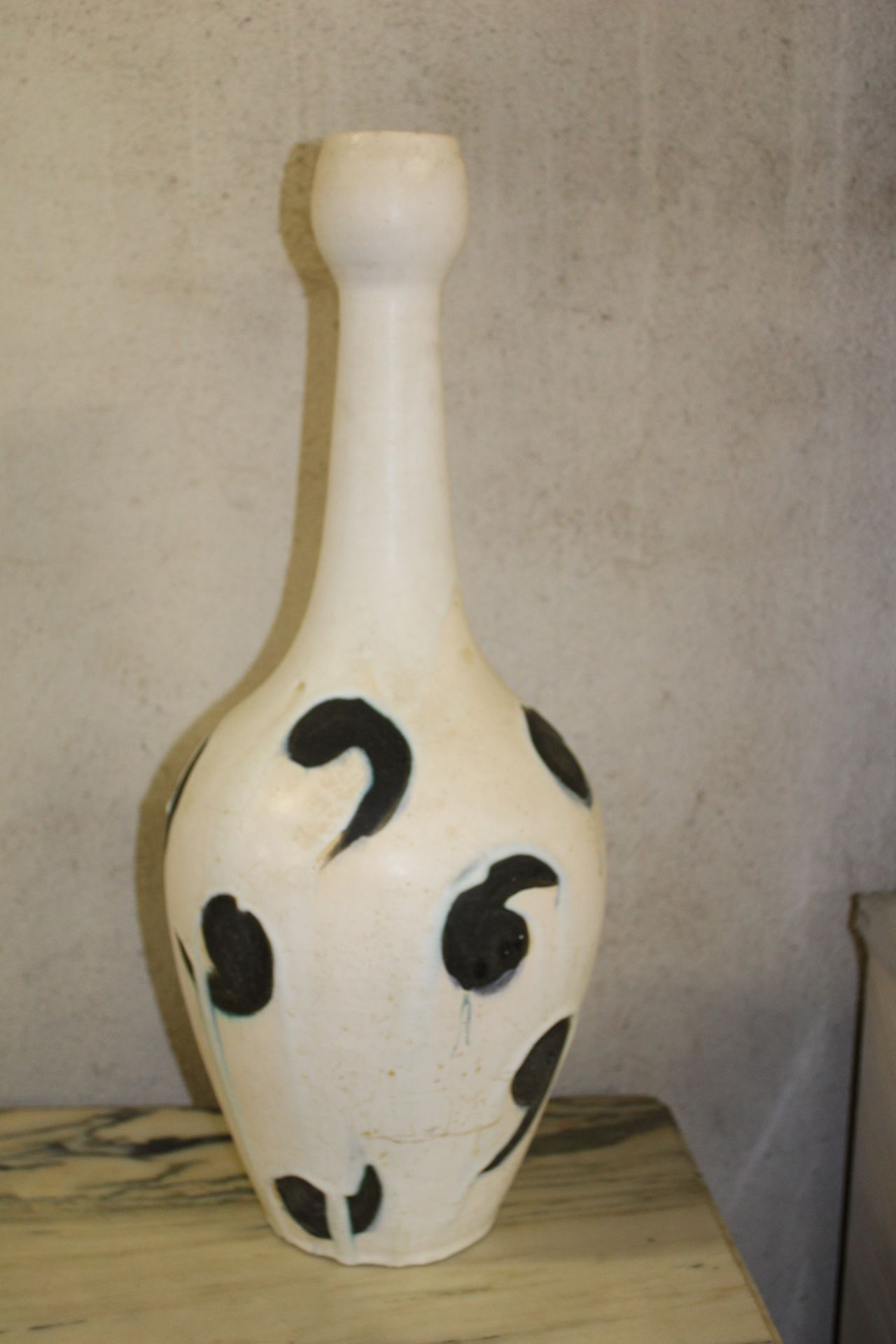 Vase vintage en faïence MADOURA plein feu, tons blanc et noir, années 1960 1970,&hellip;