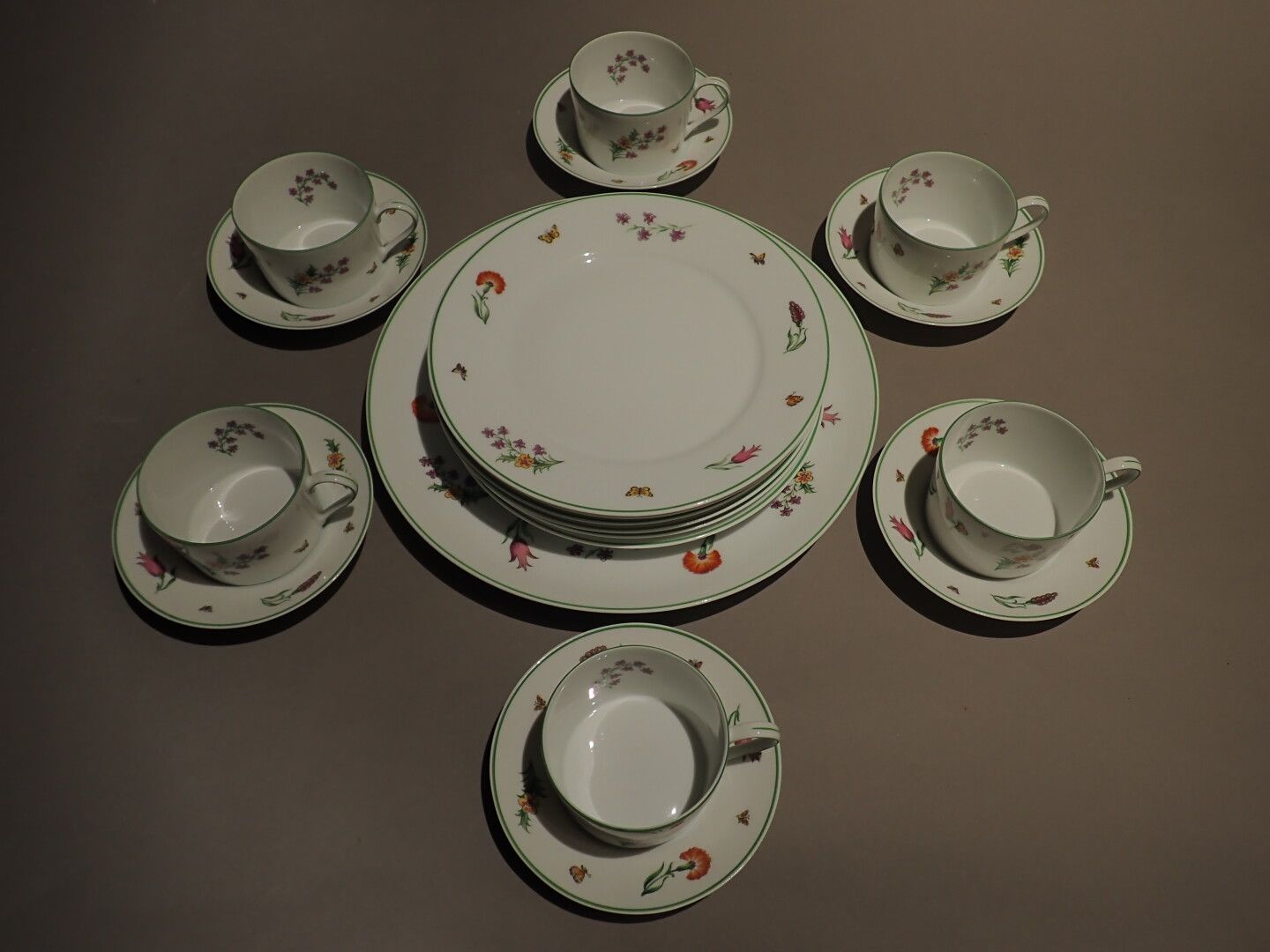 Null TIFFANY AND CO.骐达花园模型。瓷器茶具部分，包括6个茶杯和茶碟，6个甜点盘和一个盘子。
