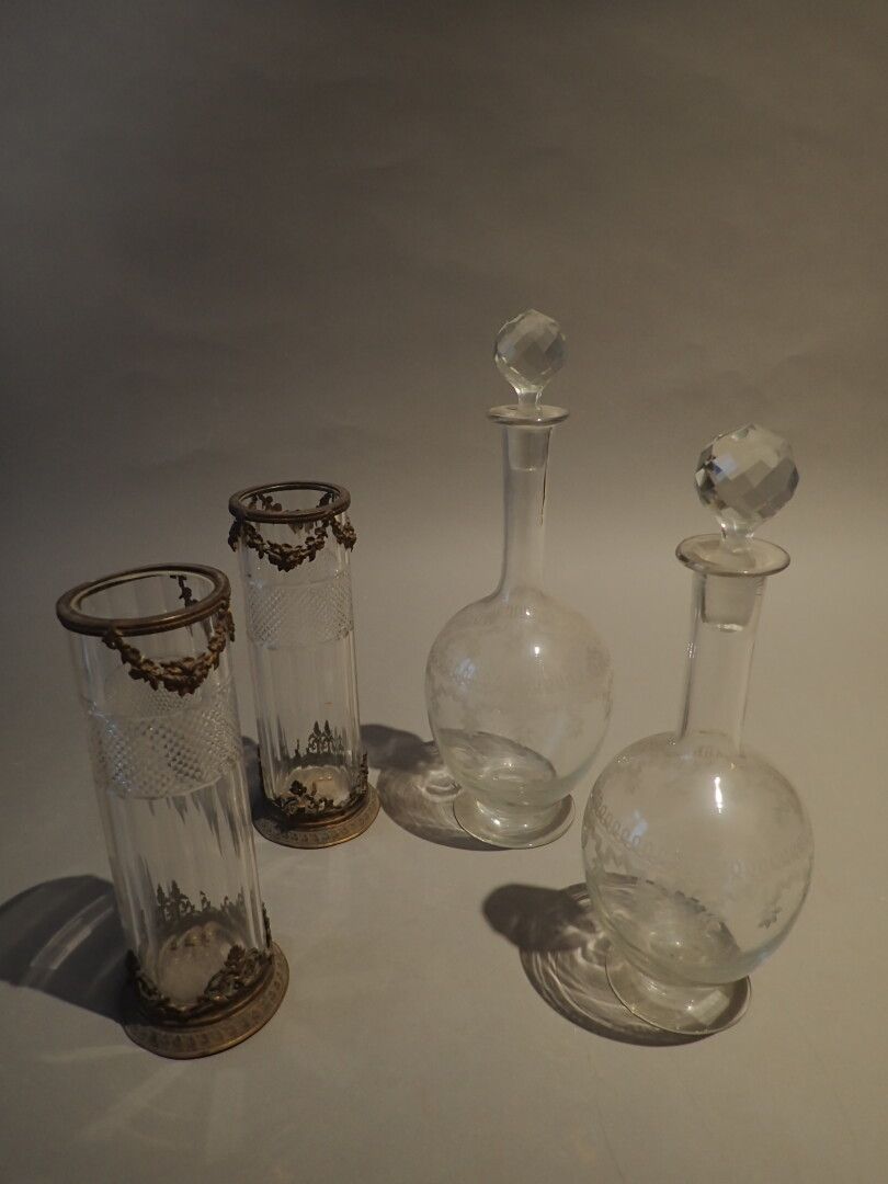 Null Eléments de garniture en cristal comprenant deux vases cylindriques avec mo&hellip;