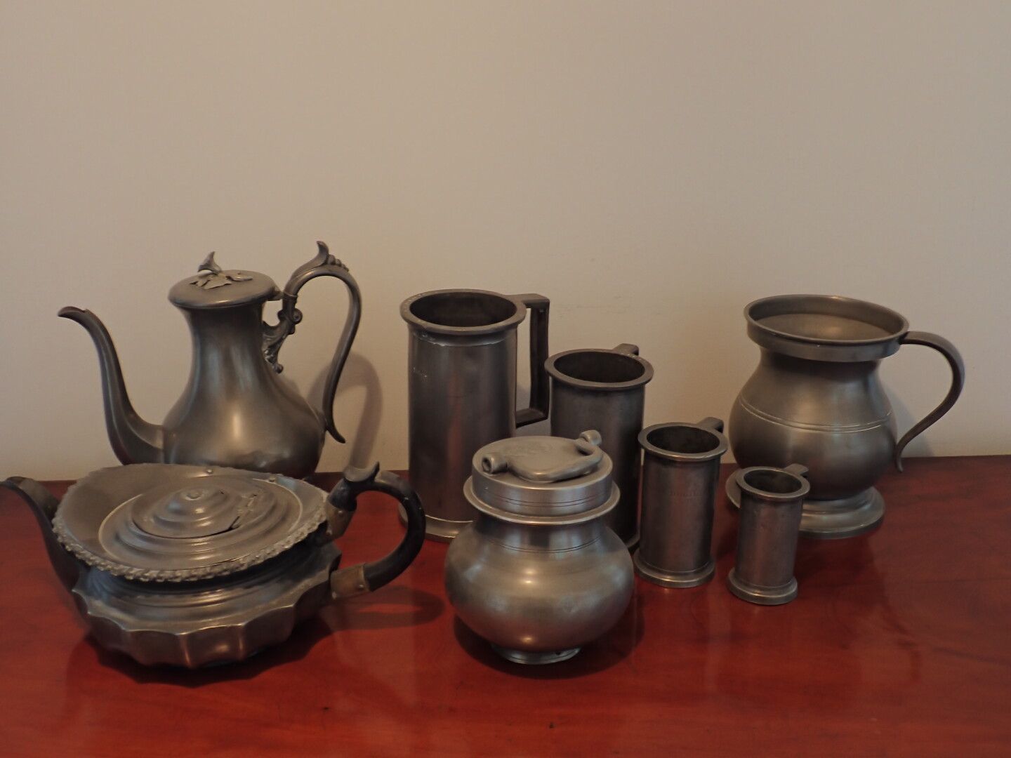 Null Set of pewter measures, carnation pot, pourer, dinner stand and miscellaneo&hellip;