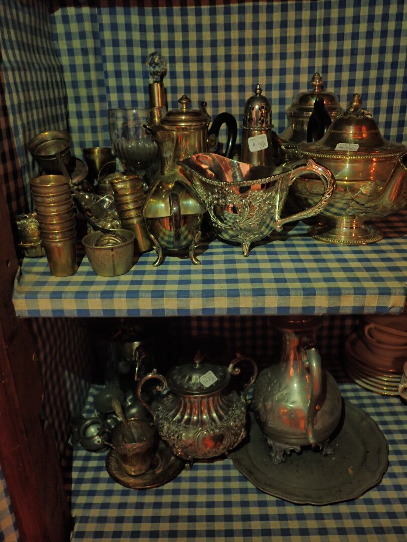 Null 一批强势的镀银金属包括：茶具、咖啡具、咖啡壶、肉汁船、暖盘器、水壶和杂物。