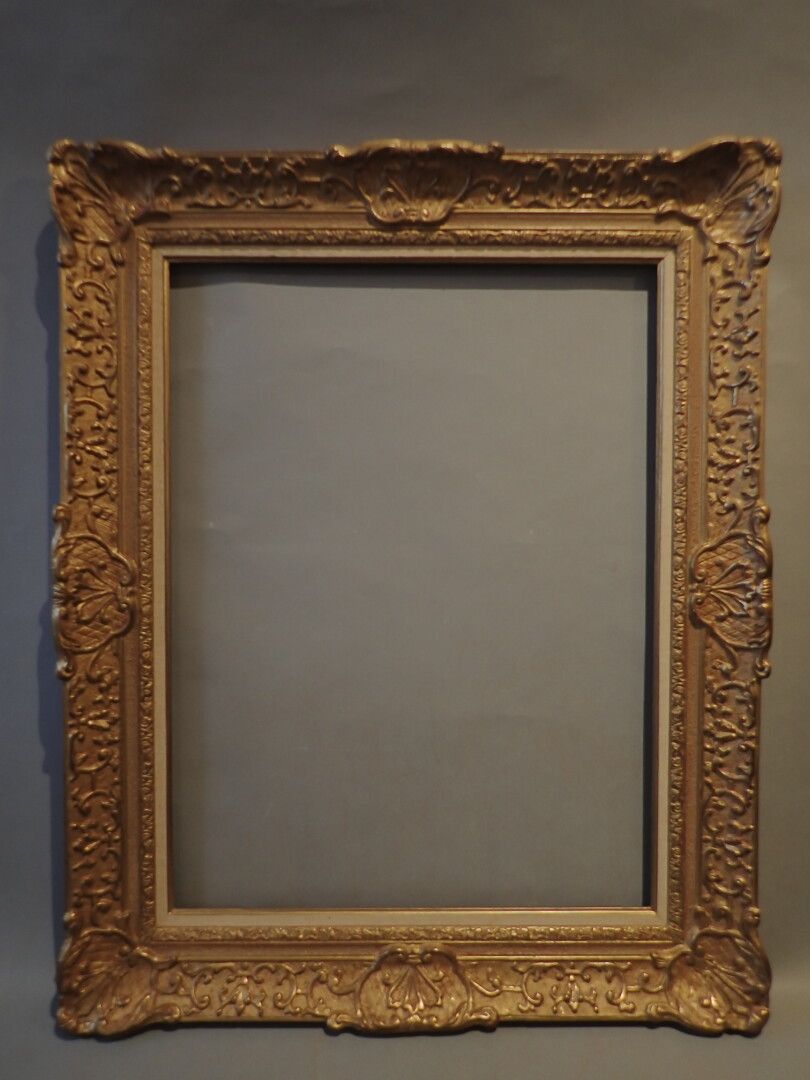 Null Moulded and gilded wooden frame decorated with friezes of acanthus leaves a&hellip;