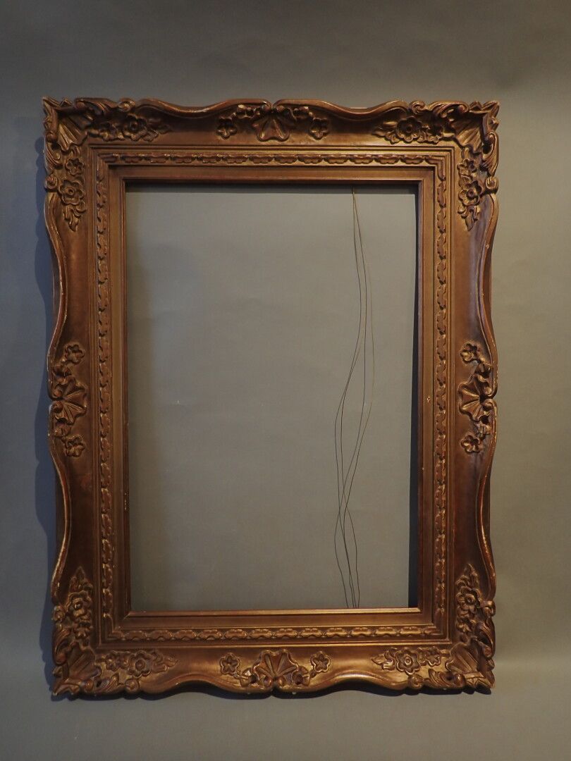 Null Cadre en bois doré, mouluré, de style Louis XV. Dimensions: 96,5x73,5cm. In&hellip;