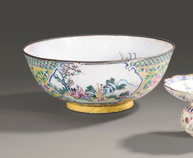 Null Large enamelled copper bowl on a heel, painted in polychrome, decorated wit&hellip;