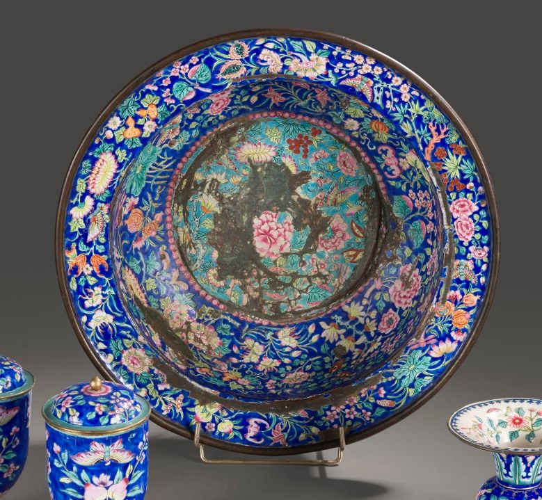 Null 珐琅彩铜马桶，皇家蓝色背景上有水果卷轴、花朵和昆虫的多色装饰，中央奖章为蓝绿色背景。19世纪下半叶的越南作品（S.M Thieu Tri或Tu Duc&hellip;