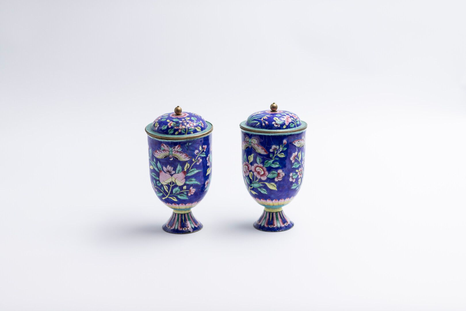 Null Pair of covered cups on pedestal in enamelled copper painted in polychrome &hellip;