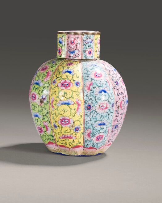 Null Pequeña vasija de cobre esmaltado con decoración policromada de roleos flor&hellip;