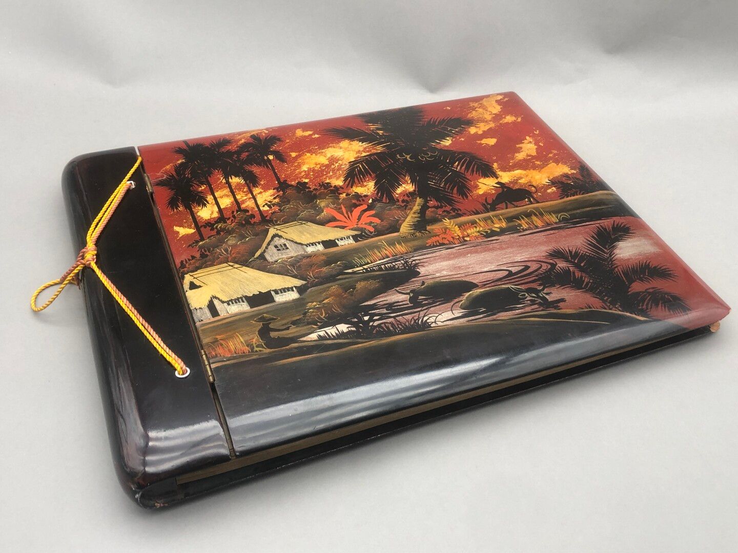 Null Rechteckiges Album aus mehrfarbig lackiertem Holz, verziert mit einer Reisf&hellip;