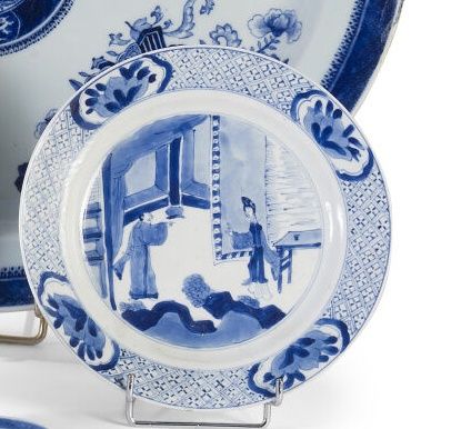 Null 白蓝珐琅彩瓷盘，中央有一对夫妇在亭子前的装饰。边缘饰有四幅几何背景的花纹图案。底座下有伪善的标记。中国，19世纪。

直径：20厘米。(Chips)。