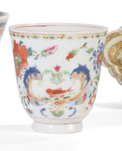 Null Coupe en porcelaine et émaux polychromes de la famille rose à décor de frui&hellip;