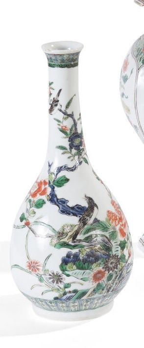Null 绿族多色珐琅彩长颈瓷瓶，饰以花枝上栖息的鸟儿。中国，晚清时期。

高度：26厘米。(颈部小幅缺损）。