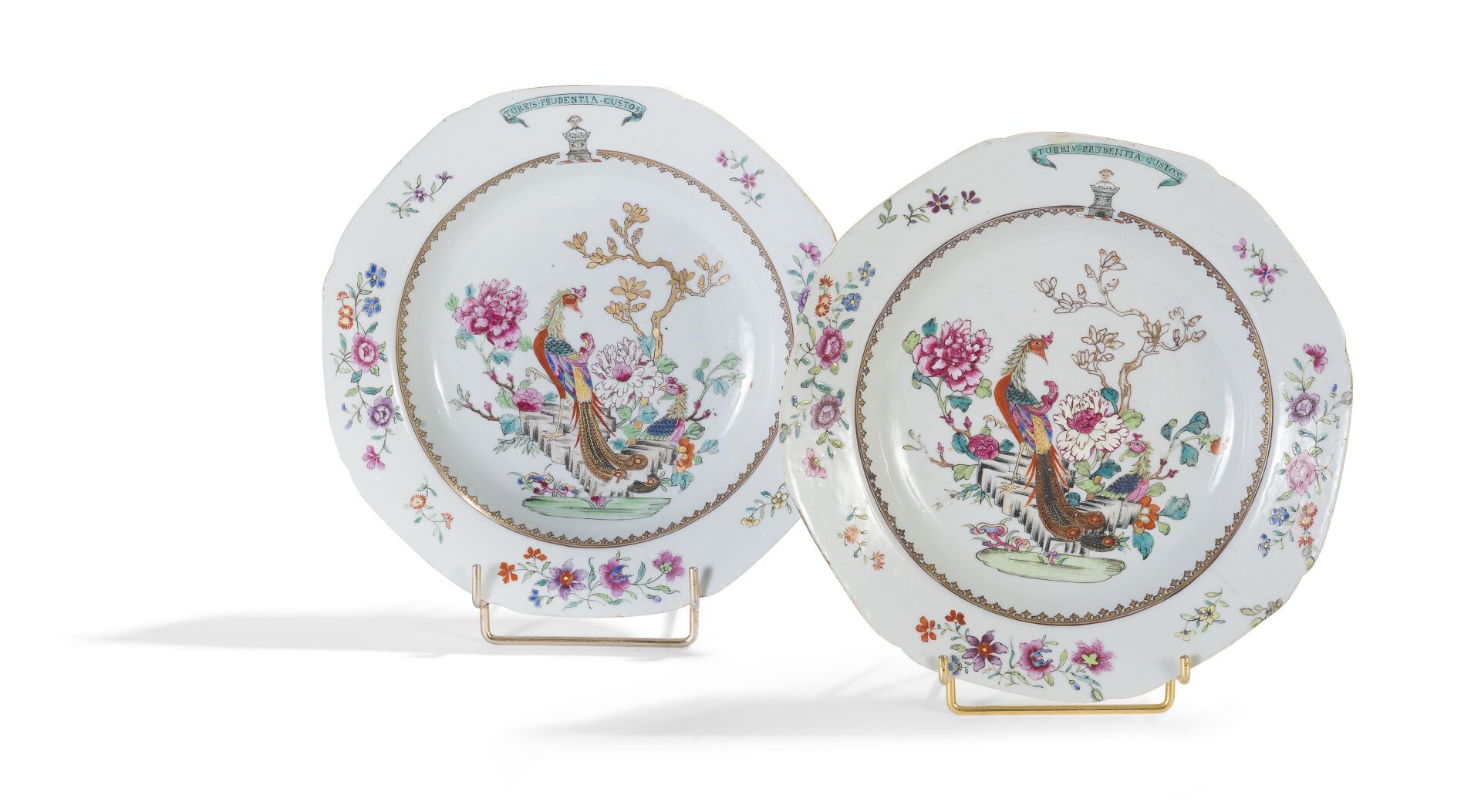 Null Una coppia di piatti ottagonali in porcellana e smalti Famille Rose decorat&hellip;
