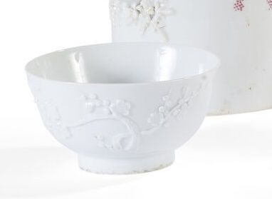 Null 一个白釉瓷碗，上面装饰着盛开的梅花枝。中国，19世纪。

直径：11厘米。(射击缺陷)。