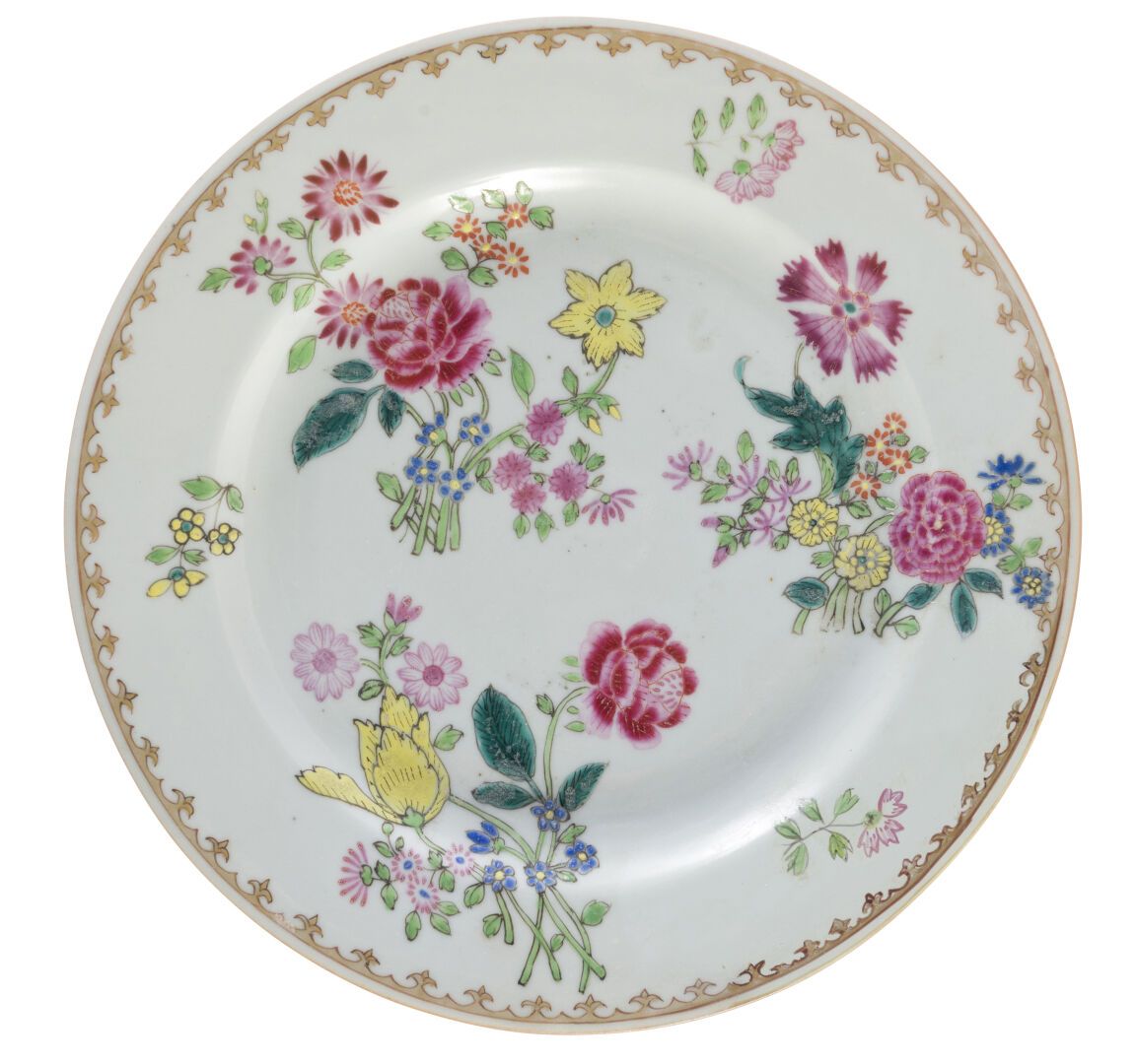 Null 一套三个盘子。

-一个饰有花束的Famille Rose瓷器和多色珐琅盘。中国出口，清朝时期。

直径：21.5厘米。(裂缝)。

一套三个盘子。
&hellip;