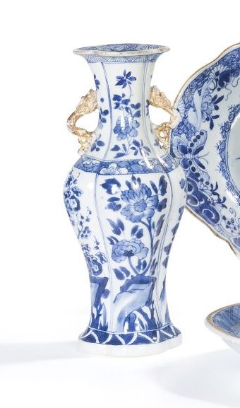 Null 白蓝珐琅彩瓷瓶，四叶形，有花纹，两个把手由龙的下颚吐出。底座下有叶子标记。中国，康熙年间。在颈部进行了修复。

高度：20x10x10cm