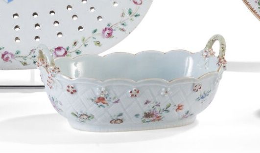 Null Cesta de porcelana y esmalte Famille Rose con decoración floral en ligero r&hellip;