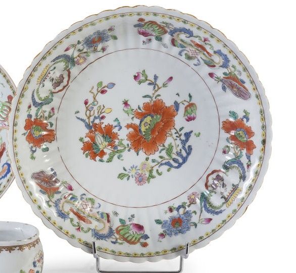 Null Grande assiette en porcelaine et émaux polychromes de la famille rose de ty&hellip;