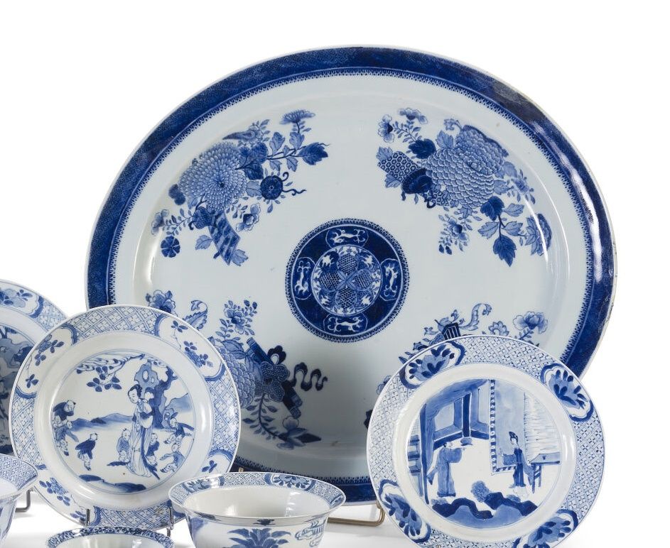 Null 一个Fitzhugh蓝色珐琅彩瓷器大椭圆形盘子，有花卉和奇妙的动物装饰。 

用于出口的中国，18世纪。 

长度：53.5厘米。(修复)。