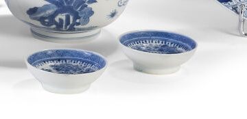 Null 
Un par de cuencos de porcelana esmaltada azul fitzhugh con decoración flor&hellip;