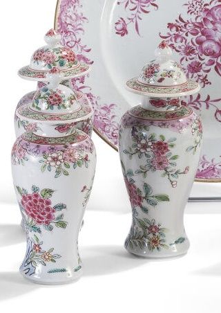 Null 一套三件瓷器和多色珐琅彩花瓶，带花枝的阳台形式。中国，19世纪末和20世纪初。

高度：15厘米。