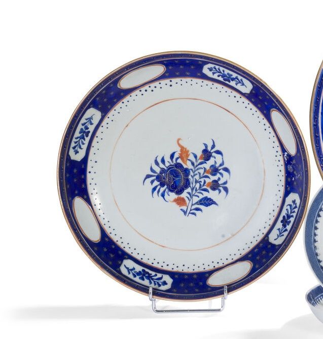 Null Plato de porcelana esmaltada en blanco y azul con reflejos coralinos y dora&hellip;