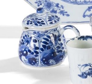 Null Jarra de leche de porcelana blanca y azul decorada con ramas floridas y roc&hellip;