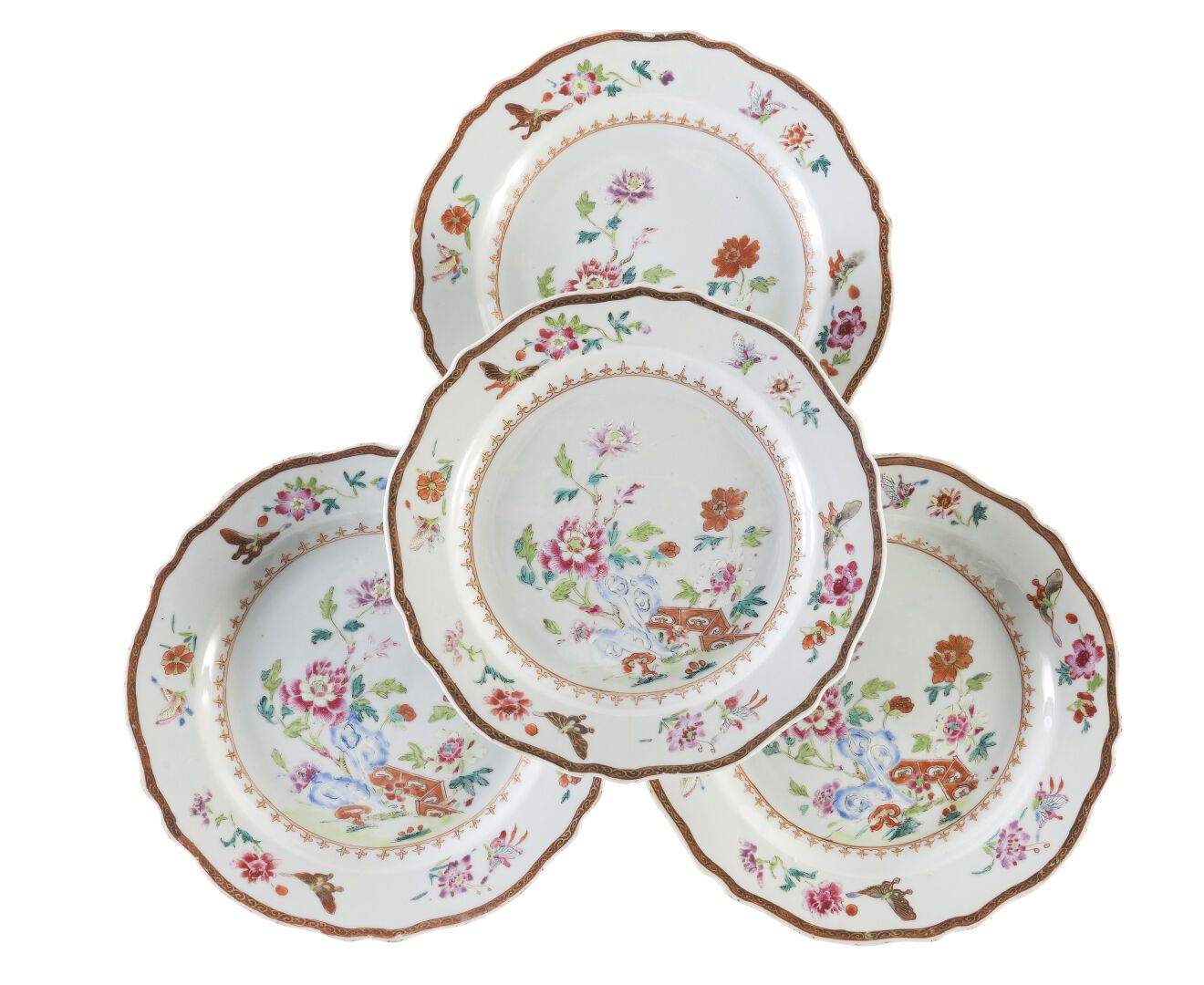 Null Un set di quattro piatti in porcellana e smalto Famille Rose di forma fluen&hellip;
