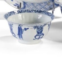 Null Petite coupe en porcelaine émaillée blanc bleu à décor de personnages et ob&hellip;