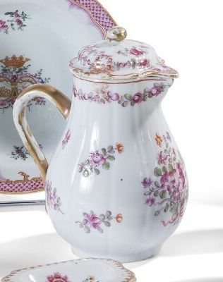 Null 一个法米勒玫瑰瓷器和多色珐琅覆盖的牛奶壶，有花和花环。用于出口的中国，19世纪。

高度：17厘米。(穿)。