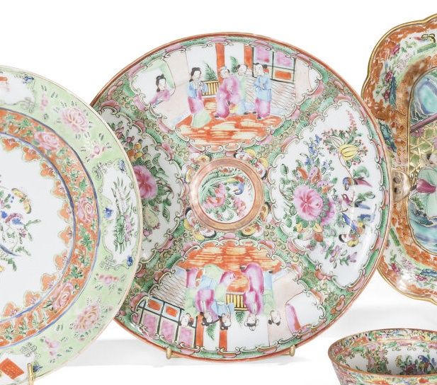 Null Grande chauffeuse en porcelaine et émaux polychromes de la famille rose à d&hellip;