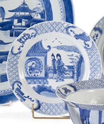 Null Plato de porcelana esmaltada blanca y azul con decoración central de damas &hellip;