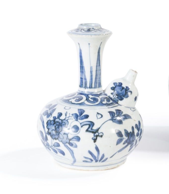 Null 一件白底蓝字的瓷器肯帝亚，上面有植物装饰。中国，晚明时期。缺陷和划痕。高度：19,4厘米。(穿)。