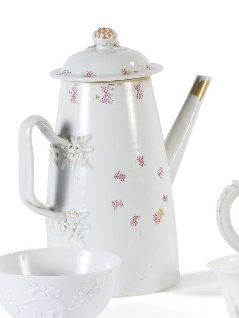 Null 瓷质咖啡壶，上釉有葡萄图案，手柄上有交错的浮雕。用于出口的中国，19世纪。

高度：25厘米。