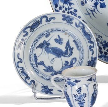 Null Un piccolo piatto in porcellana bianca e blu decorato con Fenghuang, il bor&hellip;