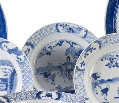 Null Plato de porcelana esmaltada en blanco y azul, decorado con niños jugando e&hellip;