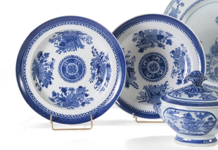 Null 一对Fitzhugh蓝色珐琅彩瓷汤盘，有花卉和奇妙的动物装饰。 

用于出口的中国，18世纪。

直径：24.4x4cm