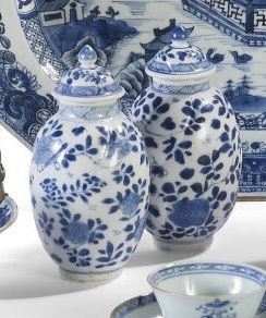Null Ein Paar kleiner gedeckter Vasen aus weiß-blau glasiertem Porzellan mit Blu&hellip;