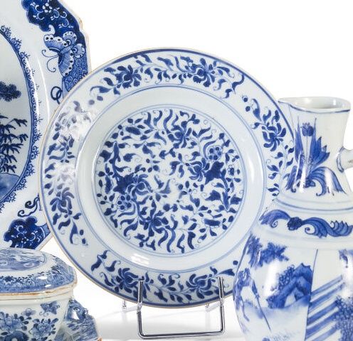 Null Plato de porcelana esmaltada azul y blanca con decoración de volutas de flo&hellip;