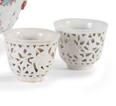 Null 两个白瓷碗，外侧有镂空的植物装饰。中国，19世纪。

高度：6厘米。(裂痕和裂缝）。