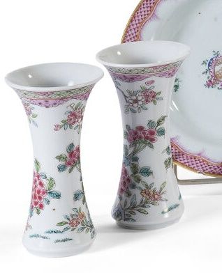 Null Un par de jarrones de porcelana Famille Rose y cuerno de esmalte policromad&hellip;