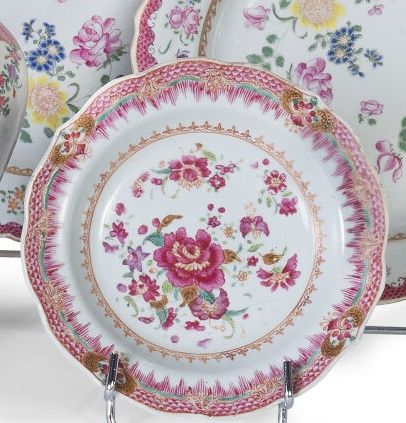 Null 一个粉色系的小瓷器和多色珐琅盘，中央有花纹装饰，边缘有植物和鳞片图案的交替。用于出口的中国，19世纪。

直径：17厘米。