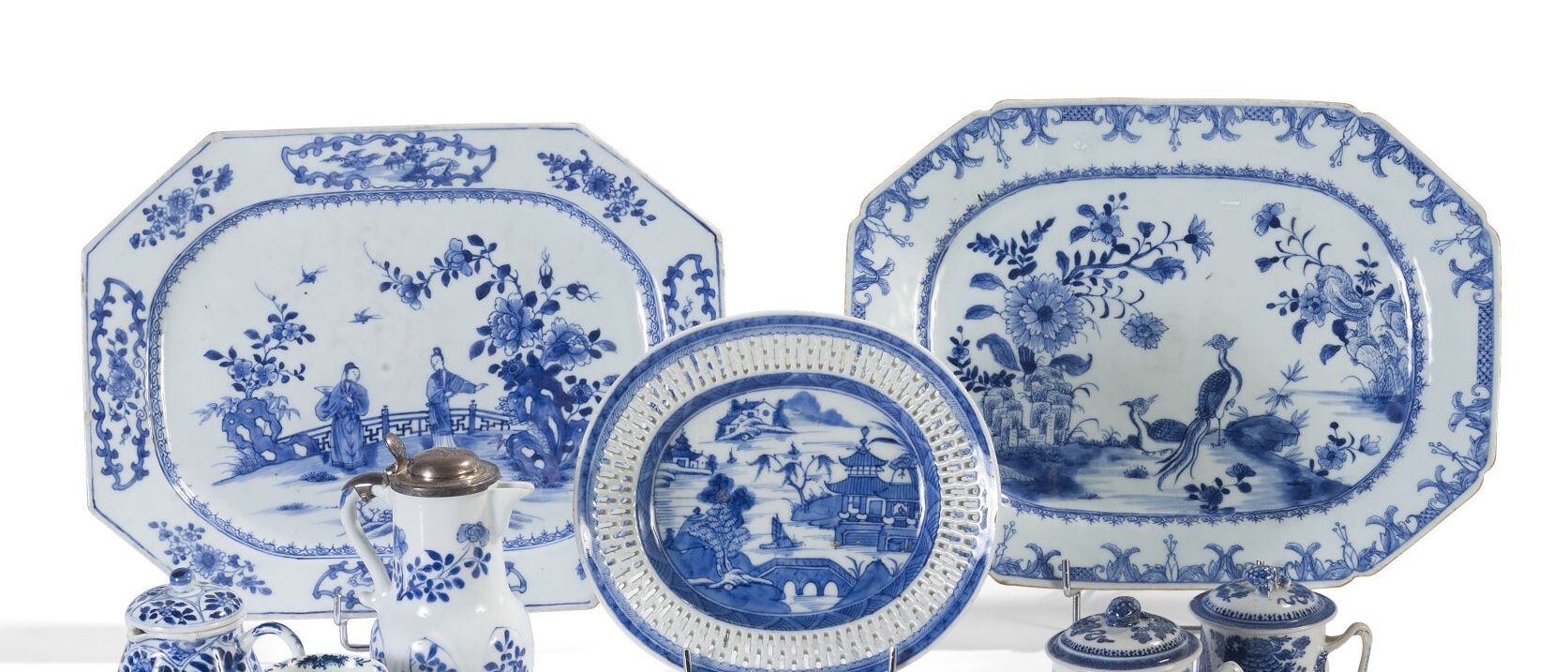 Null Deux plats en porcelaine à décor en bleu blanc, l'un de terrasse animée de &hellip;