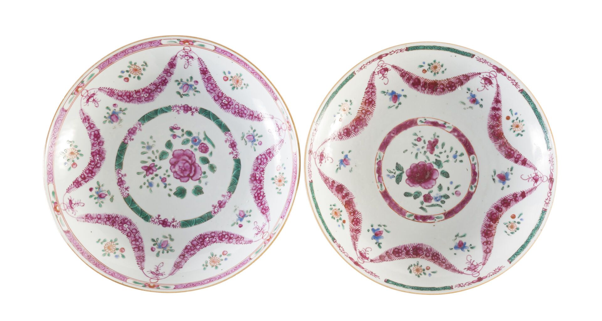 Null 一对Famille Rose瓷器和多色珐琅盘，上面装饰着鲜花和花环。用于出口的中国，19世纪。

直径：25厘米。