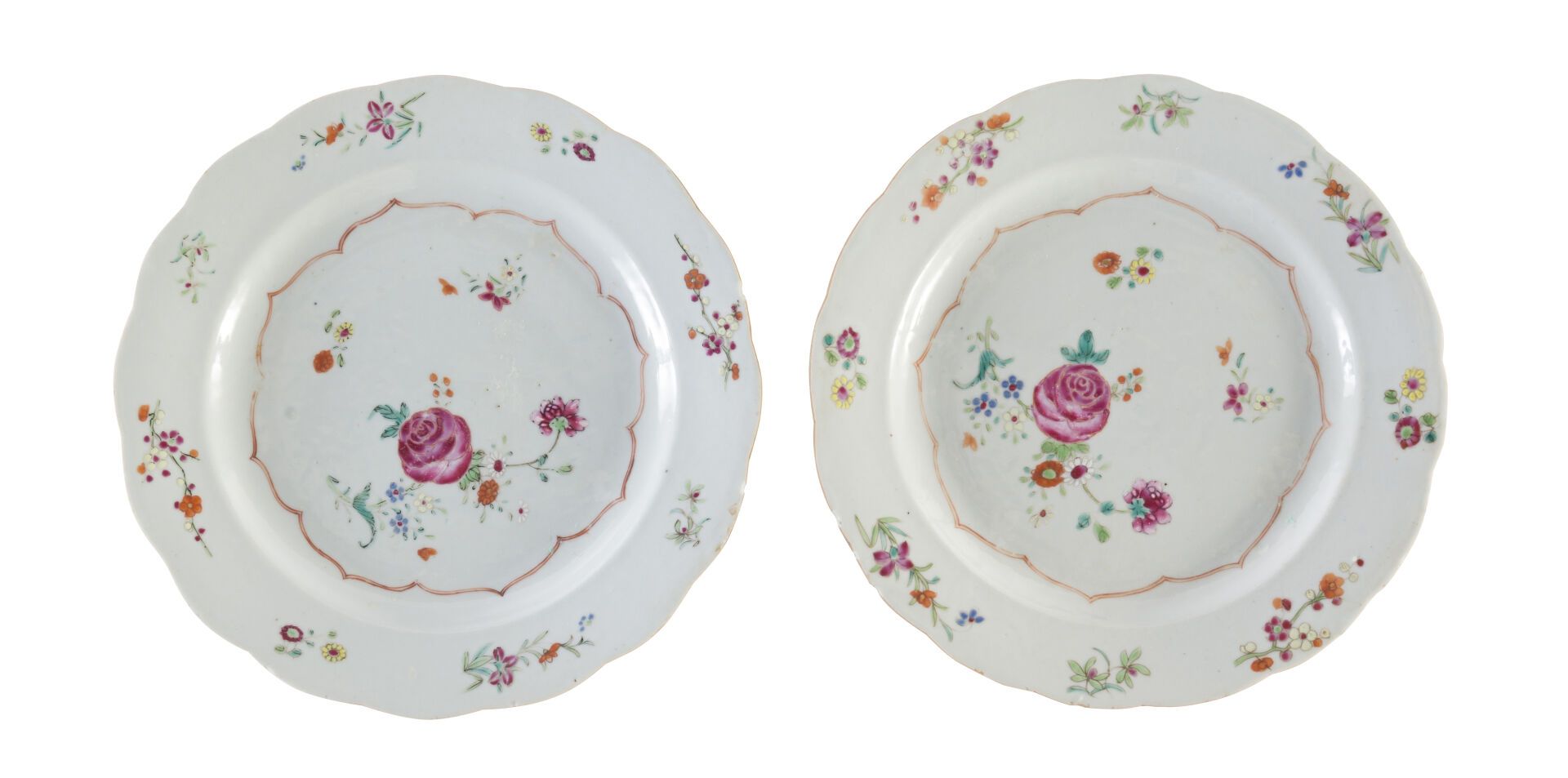 Null 一对多叶花瓣形的瓷器和法米勒珐琅彩盘，上面有花卉装饰。中国，清朝时期。

直径：22厘米。