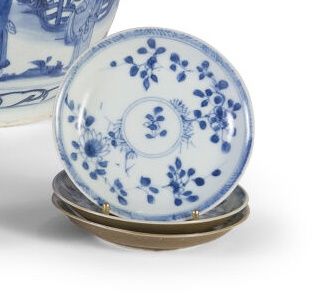 Null Ensemble de trois coupelles en porcelaine émaillée blanc bleu à décor flora&hellip;