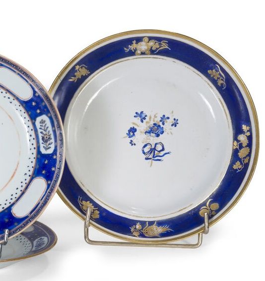 Null Assiette en porcelaine émaillée blanc bleu et rehauts d'or, à décor central&hellip;