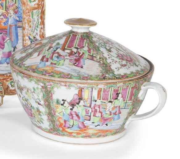 Null 一个有盖的大瓷碗，上面有多色的粉彩，交替着宫殿和植物的场景。中国，广州，19世纪。

高度：21厘米。