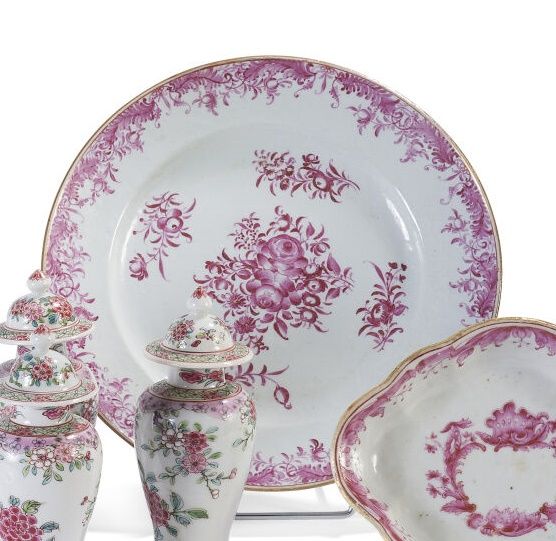 Null 一个美丽的粉红色珐琅彩瓷盘，上面装饰着鲜花和绿叶。中国，清朝时期。

直径：23.3厘米。